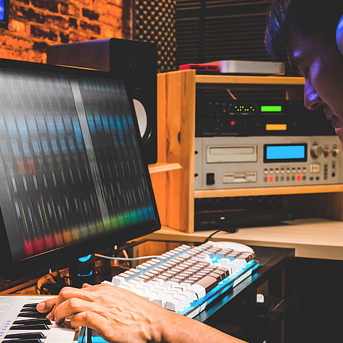 The Ultimate Guide to Progressive House. Header